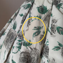 Charger l'image dans la galerie, 1950s - CHIC PARIS, France - Spectacular Roseprint Dress - W28.5 (72cm)