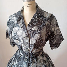 Carica l'immagine nel visualizzatore di Gallery, 1950s 1960s - Stunning French Abstract Satin Dress - W38 (96cm)