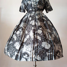 Carica l'immagine nel visualizzatore di Gallery, 1950s 1960s - Stunning French Abstract Satin Dress - W38 (96cm)