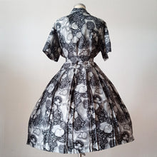 Carica l'immagine nel visualizzatore di Gallery, 1950s 1960s - Stunning French Abstract Satin Dress - W38 (96cm)