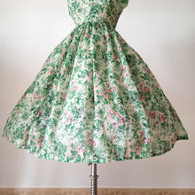Cargar imagen en el visor de la galería, 1950s - Gorgeous Green Floral Dress - W27.5 (70cm)