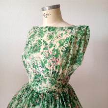 Cargar imagen en el visor de la galería, 1950s - Gorgeous Green Floral Dress - W27.5 (70cm)
