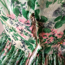 Cargar imagen en el visor de la galería, 1950s - Gorgeous Green Floral Dress - W27.5 (70cm)