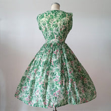Cargar imagen en el visor de la galería, 1950s - Gorgeous Green Floral Dress - W27.5 (70cm)