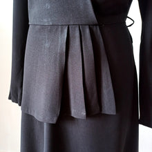 Carica l'immagine nel visualizzatore di Gallery, 1940s - Elegant Embroidery Black Crepe Dress - W34 (86cm)