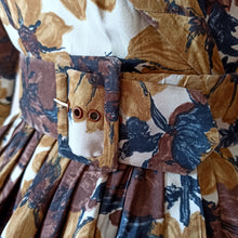 Charger l'image dans la galerie, 1950s - Stunning Floral Silk Couture Dress - W25 (64cm)