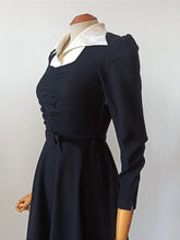 Cargar imagen en el visor de la galería, 1930s - Stunning German Black Wool Dress - W26 (66cm)