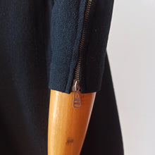 Cargar imagen en el visor de la galería, 1930s - Stunning German Black Wool Dress - W26 (66cm)