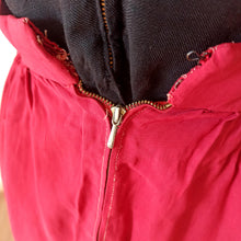 Cargar imagen en el visor de la galería, 1940s - Lovely Rouge Green Gab Rayon Skirt - W25 (64cm)