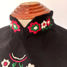 Carica l'immagine nel visualizzatore di Gallery, 1940s - Stunning Hand Embroidered Linen Blouse - W30 (76cm)