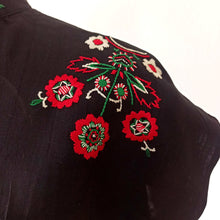 Carica l'immagine nel visualizzatore di Gallery, 1940s - Stunning Hand Embroidered Linen Blouse - W30 (76cm)