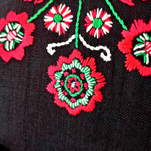 Carica l'immagine nel visualizzatore di Gallery, 1940s - Stunning Hand Embroidered Linen Blouse - W30 (76cm)