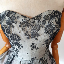 Charger l'image dans la galerie, 1950s - RESI, Milano - Exquisite Haute Couture Dress - W24 (60cm)