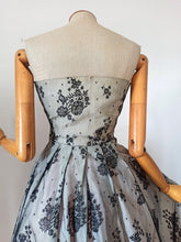 Charger l'image dans la galerie, 1950s - RESI, Milano - Exquisite Haute Couture Dress - W24 (60cm)
