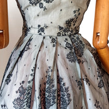 Charger l'image dans la galerie, 1950s - RESI, Milano - Exquisite Haute Couture Dress - W24 (60cm)