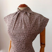 Cargar imagen en el visor de la galería, 1940s - Stunning Antique Pink Leopard Effect Dress - W30 (76cm)
