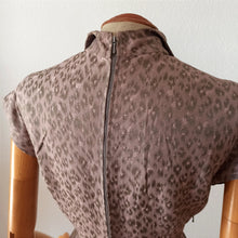 Cargar imagen en el visor de la galería, 1940s - Stunning Antique Pink Leopard Effect Dress - W30 (76cm)