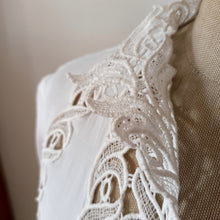 Charger l'image dans la galerie, 1950s - Exquisite White Rayon Blouse - Sz. 42
