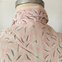 Charger l'image dans la galerie, 1950s - FRANCE - DEADSTOCK - Pink Nylon Blouse - Sz. 42
