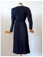 Cargar imagen en el visor de la galería, 1930s - Outstanding Art Deco Texture Block Dress - W33 (84cm)