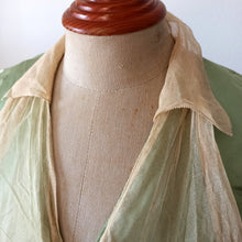 Cargar imagen en el visor de la galería, 1930s - Exquisite Art Deco Green Silk Blouse - W28 (72cm)