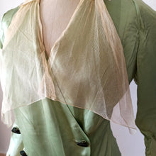Cargar imagen en el visor de la galería, 1930s - Exquisite Art Deco Green Silk Blouse - W28 (72cm)