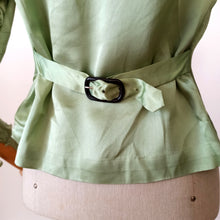 Cargar imagen en el visor de la galería, 1930s - Exquisite Art Deco Green Silk Blouse - W28 (72cm)