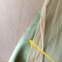 Cargar imagen en el visor de la galería, 1930s - Exquisite Art Deco Green Silk Blouse - W28 (72cm)