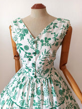 Charger l'image dans la galerie, 1940s 1950s - Stunning Green Floral Textured Cotton Dress - W28 (72cm)