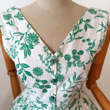 Charger l'image dans la galerie, 1940s 1950s - Stunning Green Floral Textured Cotton Dress - W28 (72cm)