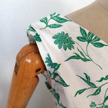 Charger l'image dans la galerie, 1940s 1950s - Stunning Green Floral Textured Cotton Dress - W28 (72cm)
