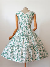Charger l'image dans la galerie, 1940s 1950s - Stunning Green Floral Textured Cotton Dress - W28 (72cm)