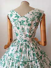 Charger l'image dans la galerie, 1940s 1950s - Stunning Green Floral Textured Cotton Dress - W28 (72cm)