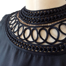 Laden Sie das Bild in den Galerie-Viewer, 1960s - Stunning Neckline Black Satin Blouse - Sz. 42