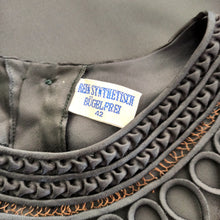 Laden Sie das Bild in den Galerie-Viewer, 1960s - Stunning Neckline Black Satin Blouse - Sz. 42