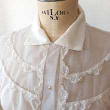 Charger l'image dans la galerie, 1950s - Lovely White Nylon Blouse - Sz. 52