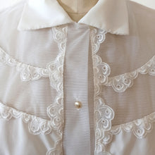 Charger l'image dans la galerie, 1950s - Lovely White Nylon Blouse - Sz. 52