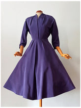 Cargar imagen en el visor de la galería, 1940s - Spectacular Purple Taffeta Dress - W28.5 (72cm)