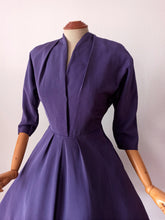 Cargar imagen en el visor de la galería, 1940s - Spectacular Purple Taffeta Dress - W28.5 (72cm)