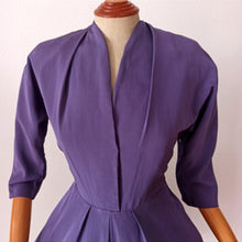 Cargar imagen en el visor de la galería, 1940s - Spectacular Purple Taffeta Dress - W28.5 (72cm)
