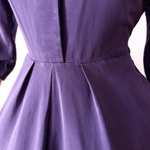 Cargar imagen en el visor de la galería, 1940s - Spectacular Purple Taffeta Dress - W28.5 (72cm)