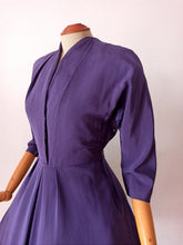 Cargar imagen en el visor de la galería, 1940s - Spectacular Purple Taffeta Dress - W28.5 (72cm)