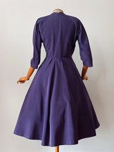 Cargar imagen en el visor de la galería, 1940s - Spectacular Purple Taffeta Dress - W28.5 (72cm)
