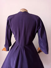 Cargar imagen en el visor de la galería, 1940s - Spectacular Purple Taffeta Dress - W28.5 (72cm)