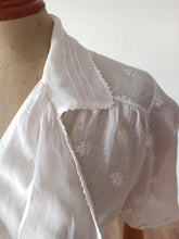 Cargar imagen en el visor de la galería, 1920s 1930s - Exquisite Hand Embroidered Smoked Cotton Blouse