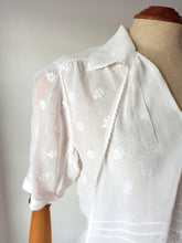 Cargar imagen en el visor de la galería, 1920s 1930s - Exquisite Hand Embroidered Smoked Cotton Blouse