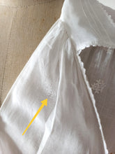 Cargar imagen en el visor de la galería, 1920s 1930s - Exquisite Hand Embroidered Smoked Cotton Blouse