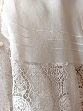 Cargar imagen en el visor de la galería, 1920s 1930s - Exquisite Hand Embroidered Smoked Cotton Blouse