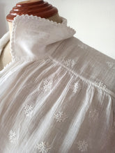 Cargar imagen en el visor de la galería, 1920s 1930s - Exquisite Hand Embroidered Smoked Cotton Blouse