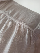 Cargar imagen en el visor de la galería, 1920s 1930s - Exquisite Hand Embroidered Smoked Cotton Blouse
